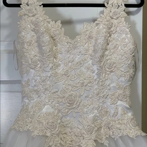 Signature Cream White Lace Sleeveless A-Line Maxi Wedding Dress - Picture 3 of 9